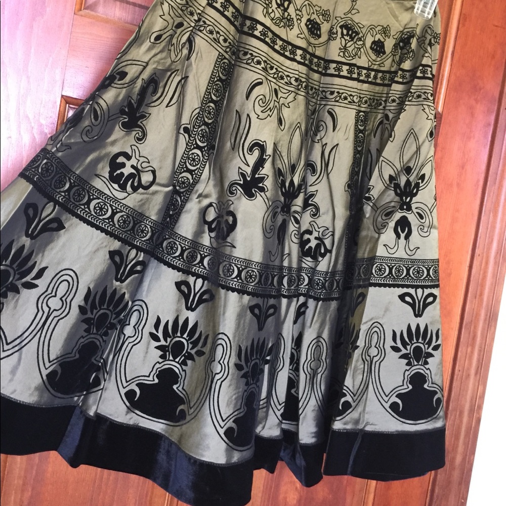 Black and green velvet skirt